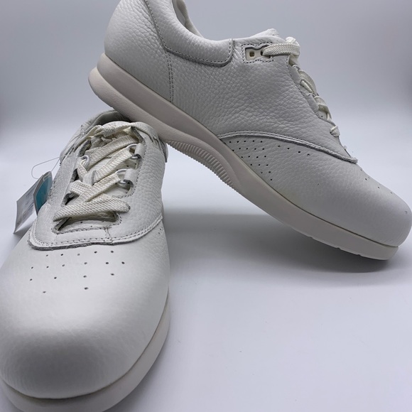 Supremes by Softspots 12240 04 Women's White Loafer Sneakers Size 12W - Picture 1 of 6